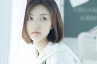 同济校花置身麦田神情陶醉