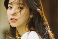 同济校花置身麦田神情陶醉