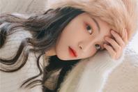 同济校花置身麦田神情陶醉