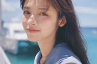 同济校花置身麦田神情陶醉