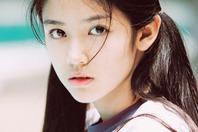 同济校花置身麦田神情陶醉