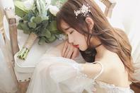 同济校花置身麦田神情陶醉