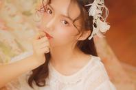 同济校花置身麦田神情陶醉