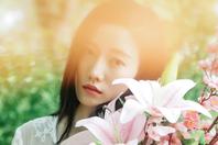 同济校花置身麦田神情陶醉