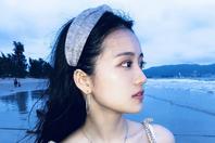 同济校花置身麦田神情陶醉