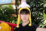 同济校花置身麦田神情陶醉