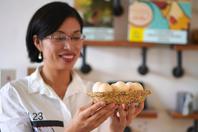 同济校花置身麦田神情陶醉