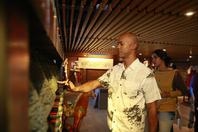 同济校花置身麦田神情陶醉