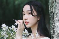 同济校花置身麦田神情陶醉