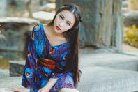 同济校花置身麦田神情陶醉