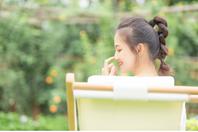 同济校花置身麦田神情陶醉