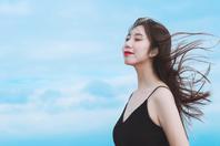 同济校花置身麦田神情陶醉