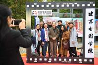 同济校花置身麦田神情陶醉