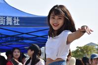 同济校花置身麦田神情陶醉