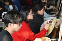 同济校花置身麦田神情陶醉