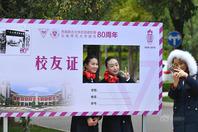 同济校花置身麦田神情陶醉