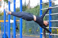 同济校花置身麦田神情陶醉