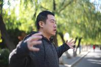 同济校花置身麦田神情陶醉