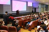 同济校花置身麦田神情陶醉