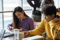 同济校花置身麦田神情陶醉