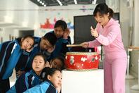 同济校花置身麦田神情陶醉