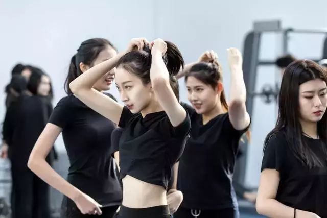 同济校花置身麦田神情陶醉