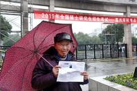 同济校花置身麦田神情陶醉