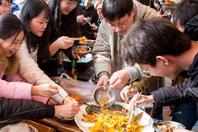 同济校花置身麦田神情陶醉