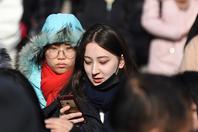 同济校花置身麦田神情陶醉