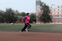 同济校花置身麦田神情陶醉