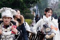 同济校花置身麦田神情陶醉