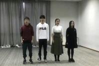 同济校花置身麦田神情陶醉