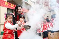 同济校花置身麦田神情陶醉