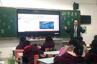 同济校花置身麦田神情陶醉