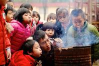 同济校花置身麦田神情陶醉