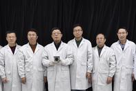 同济校花置身麦田神情陶醉