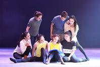 同济校花置身麦田神情陶醉