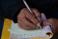 同济校花置身麦田神情陶醉