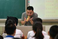 同济校花置身麦田神情陶醉