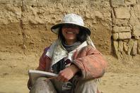 同济校花置身麦田神情陶醉