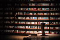 同济校花置身麦田神情陶醉