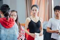 同济校花置身麦田神情陶醉