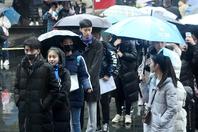 同济校花置身麦田神情陶醉