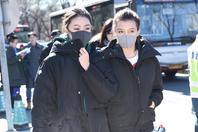 同济校花置身麦田神情陶醉