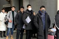 同济校花置身麦田神情陶醉