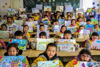 同济校花置身麦田神情陶醉