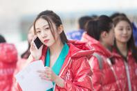 同济校花置身麦田神情陶醉