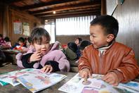 同济校花置身麦田神情陶醉