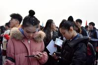 同济校花置身麦田神情陶醉