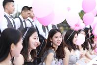 同济校花置身麦田神情陶醉